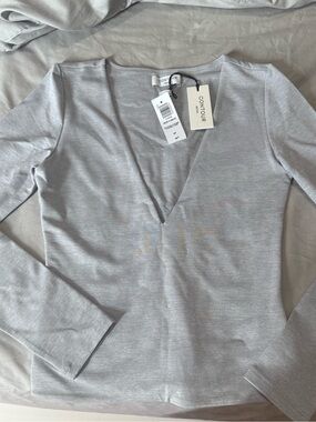 Aritzia Contour V-Neck Long Sleeve Top in Heather Chrome